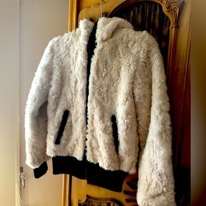 Jeans by Buffalo White Fluffy XS Jacket with Hood Zipper front